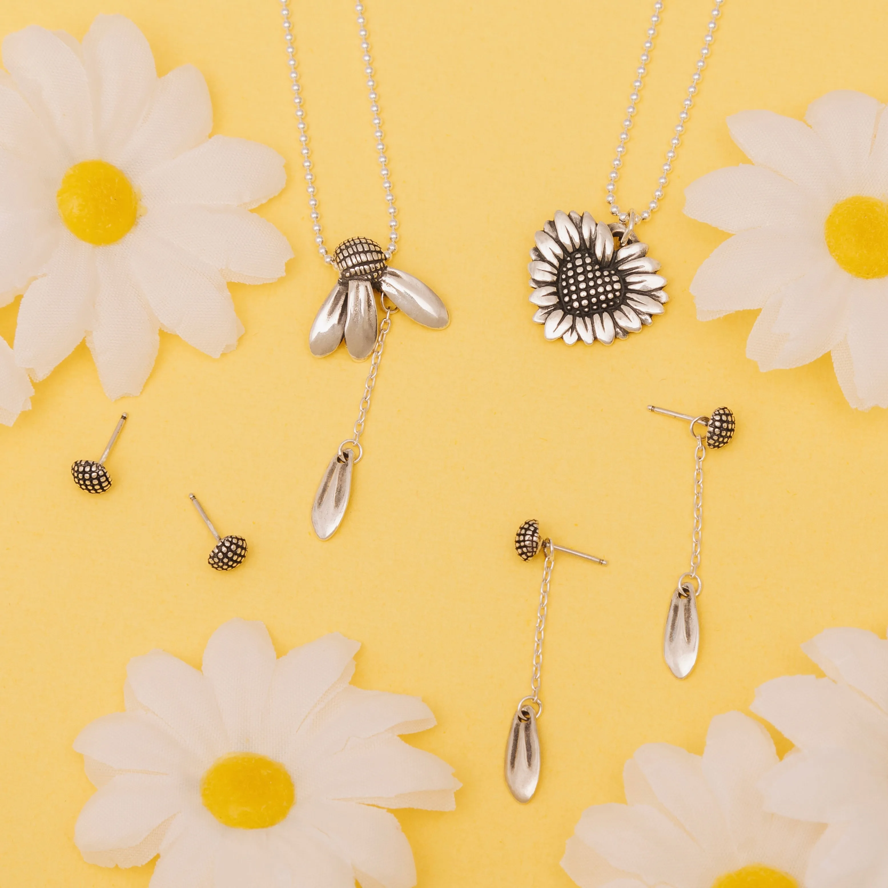 "Loves Me" Daisy Earrings